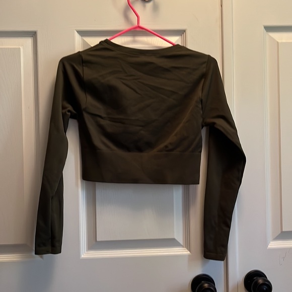 Aerie green workout top, never worn - Picture 3 of 3